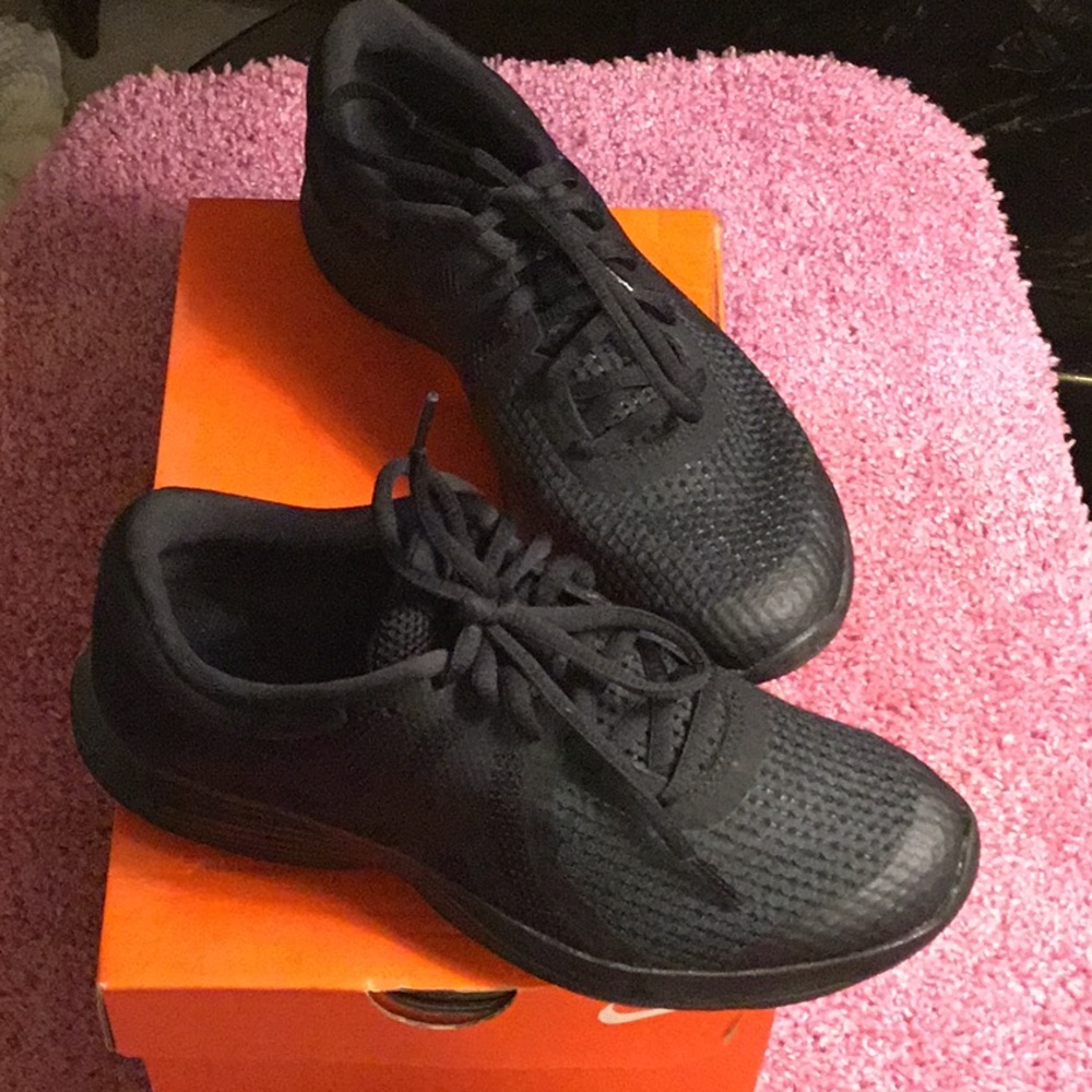 Nike Revolution 4